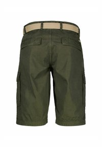 Groene cargoshorts met een geweven beige riem, voorzien van twee achterzakken en zij cargozakken, gemaakt van een lichte stof.