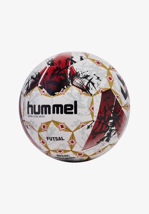 Hummel Futsalball mit weißem und rotem geometrischem Design und schwarzen Akzenten. Texturierte Oberfläche, schwarze Markenkennzeichnung und goldene Details.