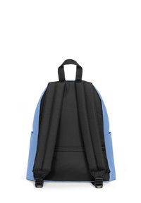 Ryggsäck i blått med svarta remmar, tillverkad av slitstarkt tyg. Har ett handtag upptill, vadderad baksida och sidofickor med dragkedjor.