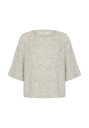 Svetlo sivi pleteni pulover z mehkobno, puhasto teksturo. Ima širok izrez, kratke rokave in rebrast rob. Vidna blagovna znamka.