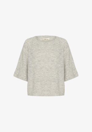 Suéter de punto gris claro con una textura suave y esponjosa. Tiene un escote amplio, mangas cortas y un dobladillo acanalado. Etiqueta de la marca visible.