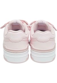 Paari heleroosad vabaajajalatsid valgete paksude talladega, millel on polsterdatud kontsad ja seljal tikitud brändinimi.