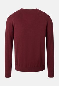 Burgunderfarbener Strickpullover mit langen Ärmeln, rundem Ausschnitt und gerippten Bündchen und Saum. Glatte Textur, minimales Design, Rückansicht.