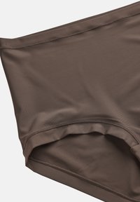 Ruskea venyvä kangas, sileä tekstuuri, jossa on taitettu vyötärölinja ompeleilla reunoilla, suunniteltu mukavuutta ja joustavuutta varten.