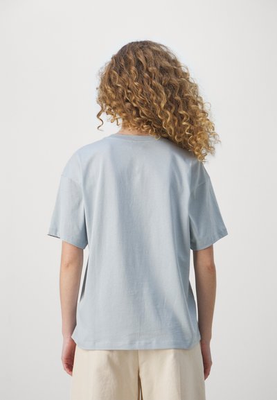 Filippa K LOOSE FIT TEE - Jednoduché tričko - dove blue