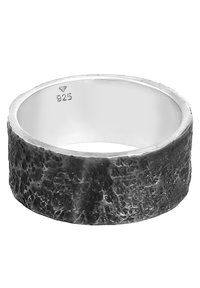 Anello d'argento con un esterno nero texturizzato, dotato di una fascia interna liscia contrassegnata "925". Forma rotonda con un design della fascia larga.