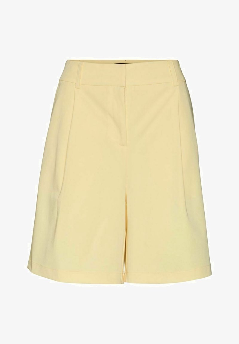 Shorts jaunes ajustés taille haute, avec des plis sur le devant et une coupe droite. Texture lisse, sans motifs ni éléments de quincaillerie visibles.