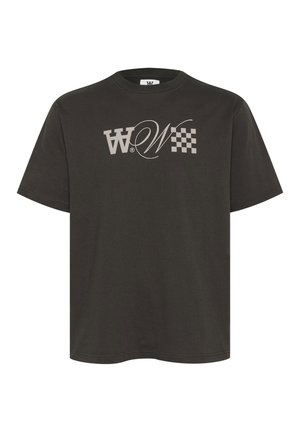 Czarna bawełniana koszulka w kolorze ciemnoszarym z dużym, stylizowanym logo "W" oraz wzorem w kratę z przodu. Krótkie rękawy i klasyczny dekolt.