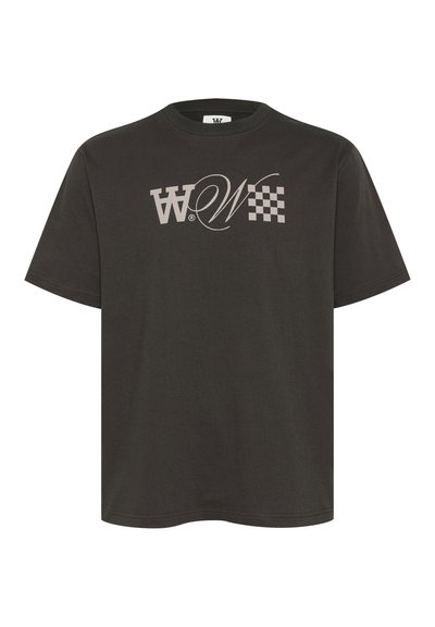 Donkergrijze katoenen t-shirt met een groot, gestileerd 'W' logo en een geblokt patroon aan de voorkant. Korte mouwen en een ronde hals.