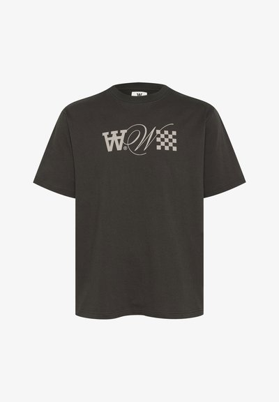 Donkergrijze katoenen t-shirt met een groot, gestileerd 'W' logo en een geblokt patroon aan de voorkant. Korte mouwen en een ronde hals.
