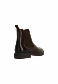 Braune Leder-Chelsea-Stiefel mit elastischen Seitenpaneelen und einer Schlaufe. Die Sohle ist schwarz mit einem strukturierten Muster. Glatte Oberfläche und konische Form.