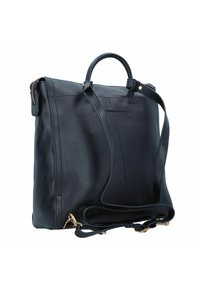 Schwarzer Leder-Rucksack mit texturierter Oberfläche, obenem Griff, verstellbarem Schulterriemen und goldenen Hardware-Details. Mit Reißverschluss und einer Vordertasche.