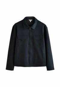 Chaqueta azul marino con cremallera, cuello con punta, dos bolsillos delanteros con solapa, bolsillos laterales y una tela suave y texturizada.
