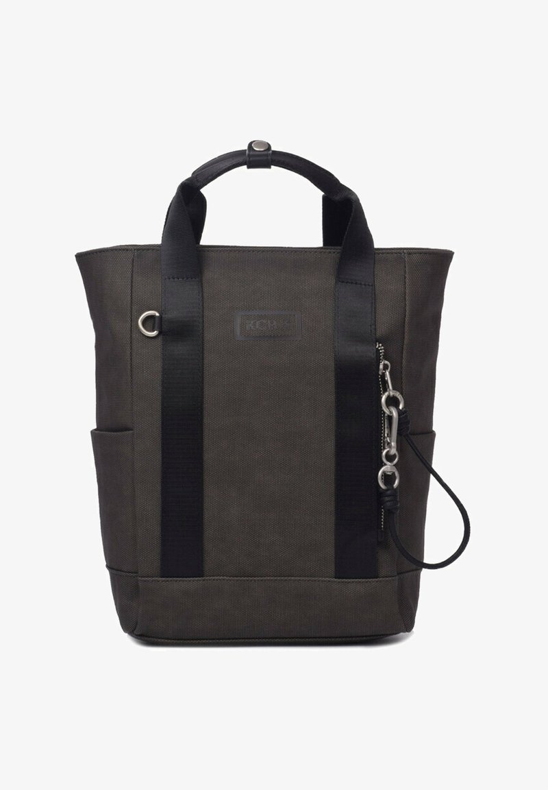 Sac à dos en toile gris foncé avec deux bretelles noires, une poche latérale, quincaillerie argentée et une poignée supérieure pour le transport. Design épuré et structuré.