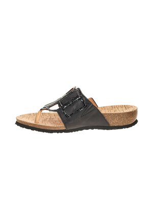 Schwarze Lederslip-On-Sandale mit Korkfußbett, verstellbarem Riemen und Gummisohle, seitlich auf weißem Hintergrund gezeigt.