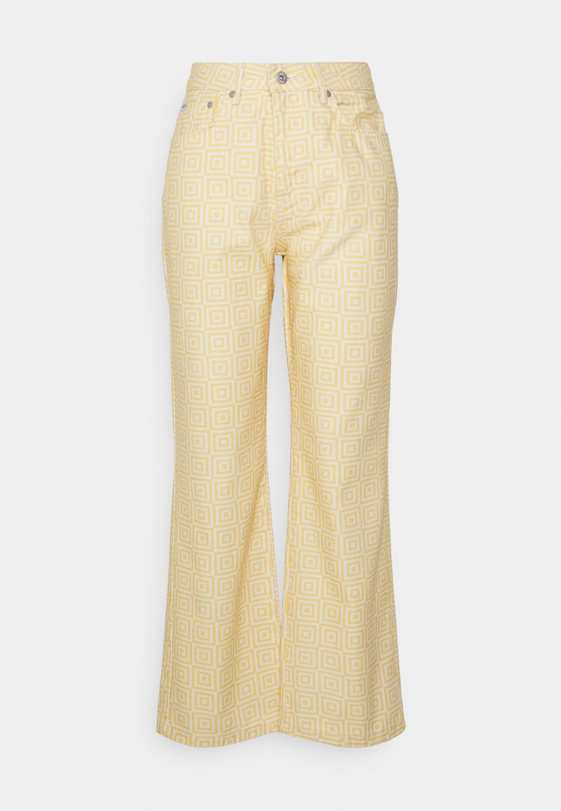 Calças amarelas de boca de sino com um padrão geométrico de quadrados em amarelo claro e branco. Feitas de algodão, com fecho de botão e passantes para cinto.