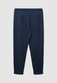 Navy Sweatpants mit elastischem Bund, zwei Gesäßtaschen, schmal zulaufenden Beinen und einem umgenähten Saum. Glatte Textur und leichtes Material.