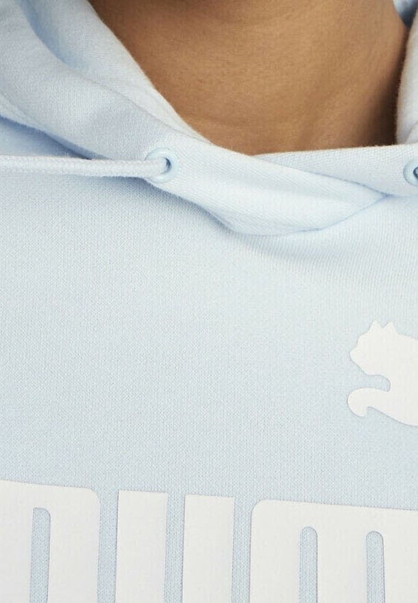 Felpa con cappuccio azzurro realizzata in tessuto morbido, con tasca frontale, coulisse regolabili e un logo bianco sul petto.