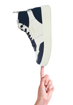 Sneaker alta in tessuto blu navy e bianco, con suola in gomma liscia, dettagli in camoscio contrastante e lacci blu navy. Dettaglio logo dorato.