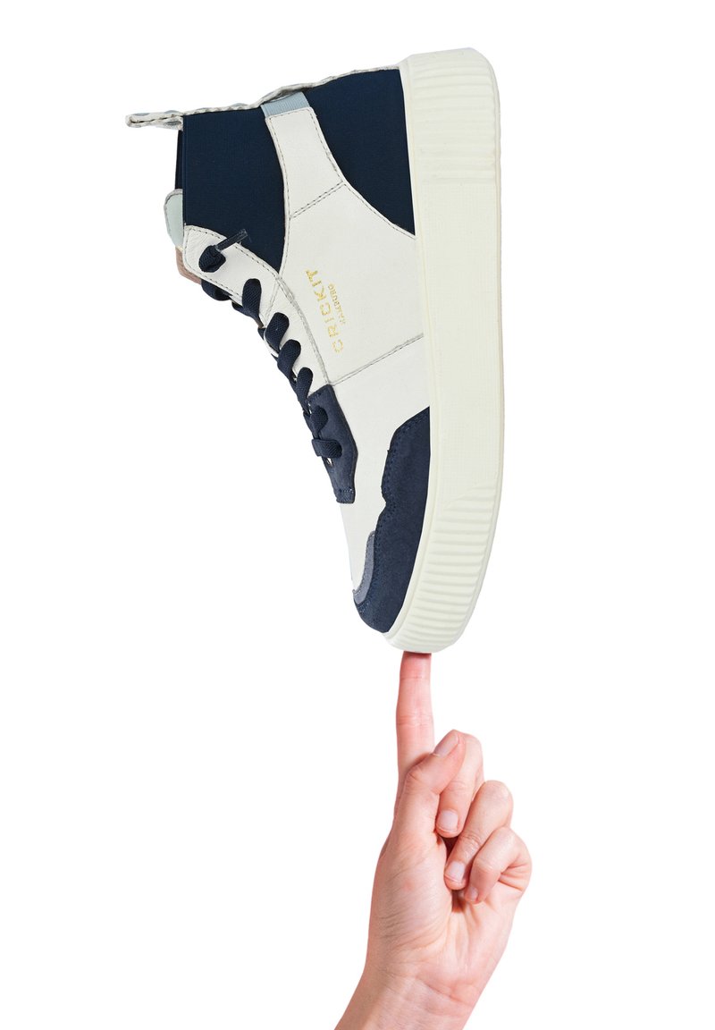 Hochschuh mit marineblauem und weißem Textil, ausgestattet mit einer glatten Gummisohle, kontrastierenden Wildlederakzenten und Schnürsenkeln in Marineblau. Goldenes Logo-Detail.