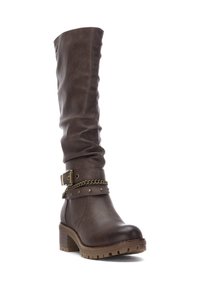 Bota de cuero marrón hasta la rodilla con parte superior arrugada, acento de cadena y detalle de hebilla. Tacón grueso texturizado y suela con relieve para un mejor agarre.