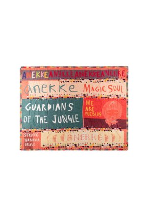 Tessuto colorato con le parole "Anekke," "Magic Soul," "Guardians of the Jungle," "We Are Pueblos," e "Strong Warrior Brave" con una piccola illustrazione del personaggio.