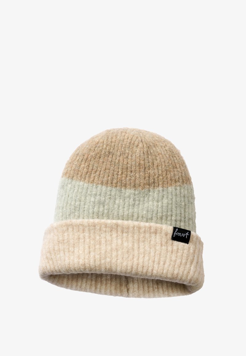 Bonnet en tricot côtelé doux avec des blocs de couleur horizontaux beige, gris clair et marron clair, doté d'un revers et d'une petite étiquette de marque noire.