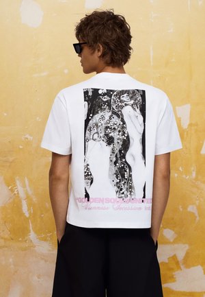 Bershka, KLIMT PRINT - TSHIRT - T-shirt con stampa - white