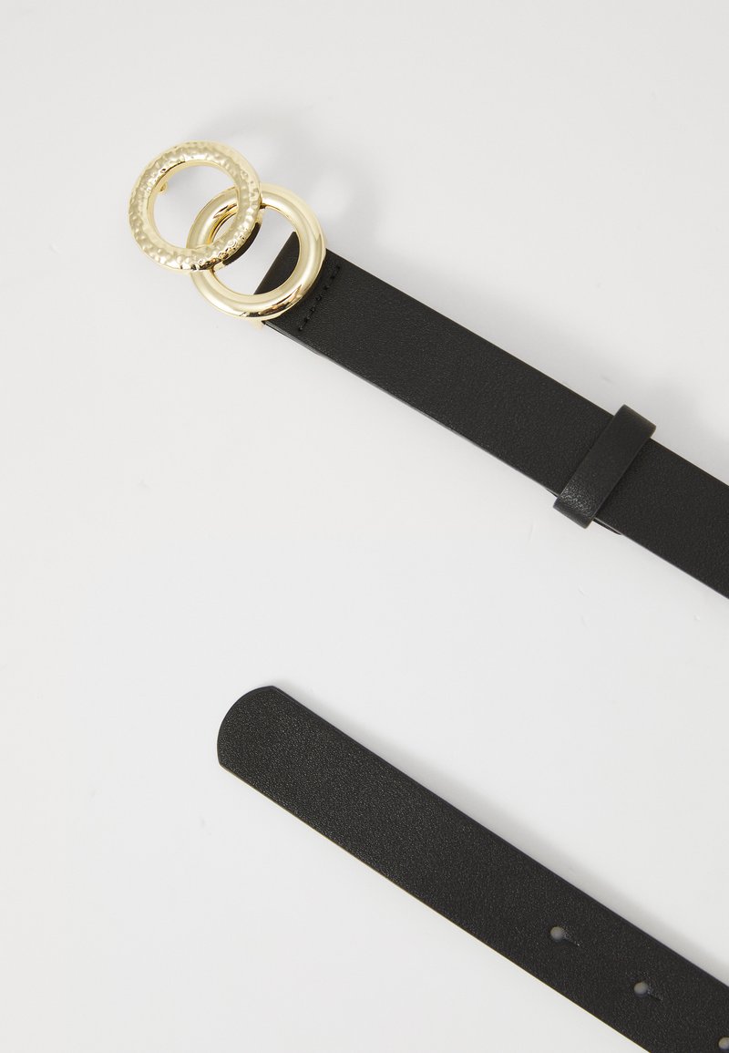 Ceinture en cuir noir avec boucle double en or. La boucle présente une texture martelée. La lanière a une finition lisse et une extrémité arrondie.