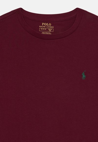 Camiseta de algodón burdeos con cuello redondo, mangas cortas y un pequeño logotipo bordado en verde en el lado izquierdo del pecho.