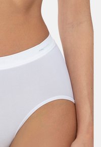 Mutande bianche a vita alta in tessuto liscio con un elastico a contrasto. Presentano chiaramente il nome del marchio "mey" sull'elastico.