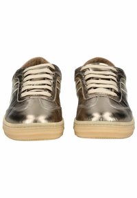 Sneaker metallici argento con una texture liscia, lacci beige e suola in gomma a contrasto. Design classico low-top con dettagli cuciti.