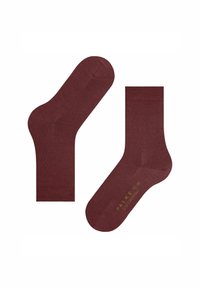 Ein Paar dunkelrote Crew-Socken, eine flach ausgelegt und die andere mit der Ferse nach oben, die dezenten Markentext auf der Sohle zeigt.