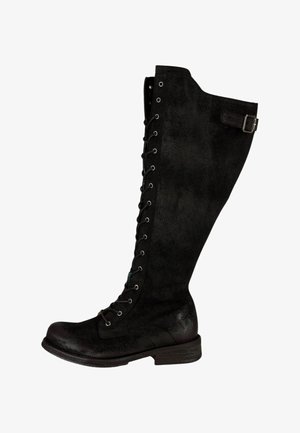 Sorte knæhøje støvler i ruskind, med snørebånd foran, sølvøjer og en side-rem med spænde. Flad hældesign.