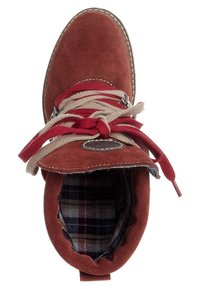 Botte en daim marron avec des lacets rouges et beiges noués en nœud, doublure en tissu à carreaux et œillets métalliques vue de dessus.