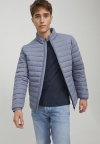 Jack & Jones PREMIUM JJERECYCLE PUFFER COLLAR  - Lagana jakna - flint stone