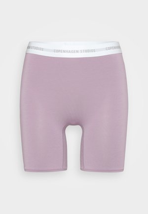 Shorts de bicicletă lila, cu o textură moale, având un brâu elastic alb cu marcaj. Design până la genunchi, cu o finisare netedă.