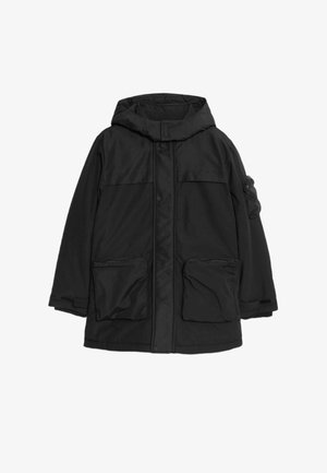 Schwarze Außenjacke mit Kapuze, vorderem Druckknopfverschluss, zwei großen Vordertaschen und einer zusätzlichen Reißverschlusstasche am linken Ärmel.