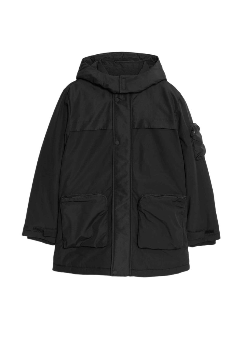 Czarna kurtka wierzchnia z kapturem, z przodu zapięcie na napy, dwa duże przednie kieszenie oraz dodatkowa kieszeń zapinana na zamek na lewym rękawie.