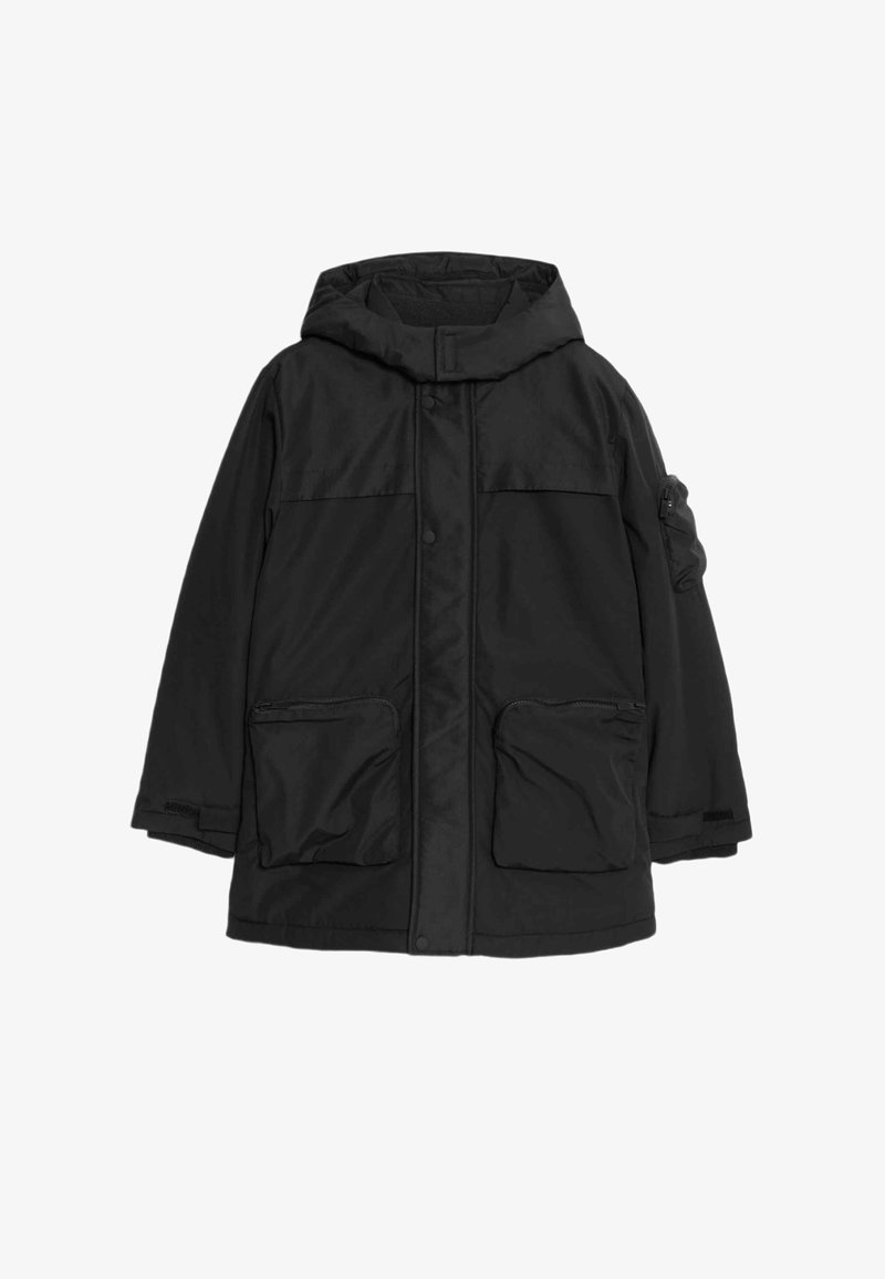 Czarna kurtka wierzchnia z kapturem, z przodu zapięcie na napy, dwa duże przednie kieszenie oraz dodatkowa kieszeń zapinana na zamek na lewym rękawie.