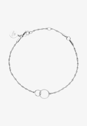Silberne gedrehte Kettenarmband mit zwei miteinander verbundenen Ringen und einem Karabinerverschluss. Beinhaltet einen kleinen runden Charm mit Branding.