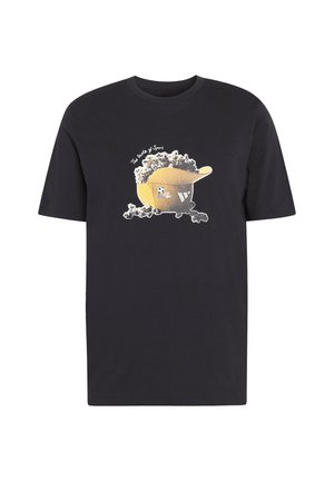 Sort T-shirt med korte ærmer med tegneserie-popcorn, der bærer en gul sportshue, og teksten "The taste of Sport" foran.