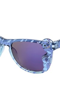 Lunettes de soleil pour enfants avec une monture bleue translucide, des verres teintés en violet et des accents de personnages de dessin animé sur les branches.