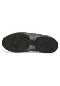 Chaussure de sport grise avec une semelle en caoutchouc noir texturé. Elle présente un dessus lisse avec des accents de ventilation et un design de soutien de la voûte plantaire.
