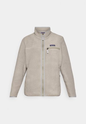 Beżowa polarowa kurtka z suwakowym zapięciem z przodu, wysokim kołnierzem i kieszenią na piersi. Teksturowana tkanina, długie rękawy oraz szare akcenty metalowe.