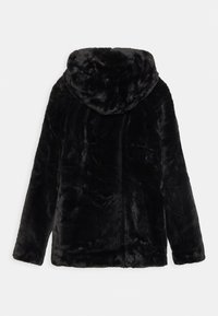 Zwarte nepbont hoodie met een zachte textuur, capuchon en lange mouwen. Eenvoudig ontwerp zonder zichtbare sluitingen of versieringen.