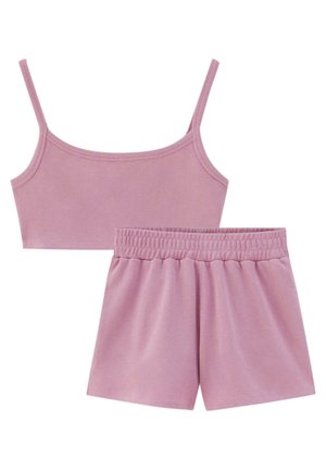 Top court en coton côtelé rose avec fines bretelles, assorti à un short taille élastique.