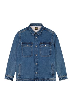 Chaqueta azul de mezclilla con cuello, cierre frontal de botones, dos bolsillos de solapa en el pecho, dos bolsillos laterales con abertura y mangas largas.