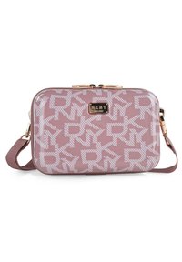 Bolso de mano rosa con un acabado brillante, que presenta un patrón de logotipos DKNY en blanco y herrajes en tono dorado. Incluye una correa de hombro desmontable.