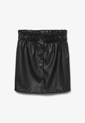 Crna suknja od umjetne kože s elastičnim pojasom, prednjim kopčanjem na dugmad, glatkom teksturom i blago raširenim oblikom.
